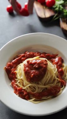 Spagetti eti bolonez makarna sosu lezzetli lezzetli lezzetli gurme yemek arka plan masa kırsal yemek üst görünüm fotokopi alanı