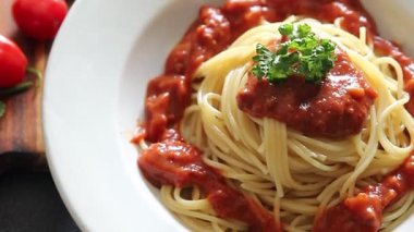 Spagetti eti bolonez makarna sosu lezzetli lezzetli lezzetli gurme yemek arka plan masa kırsal yemek üst görünüm fotokopi alanı
