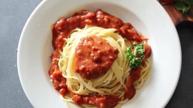 Spagetti eti bolonez makarna sosu lezzetli lezzetli lezzetli gurme yemek arka plan masa kırsal yemek üst görünüm fotokopi alanı