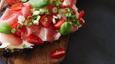 Jambon, domates, yeşillik taze gurme yemek arkaplanı masa rustik gıda üst görünüm fotokopi alanı