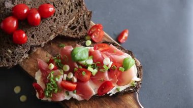 Jambon, domates, yeşillik taze gurme yemek arkaplanı masa rustik gıda üst görünüm fotokopi alanı