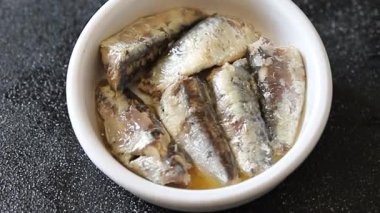 Sardalya konservesi konservesi deniz ürünleri taze gurme yemek arka planda masa rustik gıdalar üst görünüm fotokopi alanı pesseeter diyet