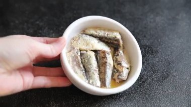 Sardalya konservesi konservesi deniz ürünleri taze gurme yemek arka planda masa rustik gıdalar üst görünüm fotokopi alanı pesseeter diyet
