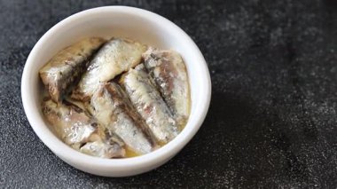Sardalya konservesi konservesi deniz ürünleri taze gurme yemek arka planda masa rustik gıdalar üst görünüm fotokopi alanı pesseeter diyet