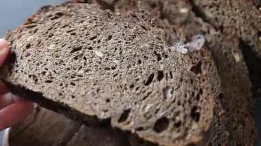 Siyah ekmek gevreği, tahıllı ekmek fırını çöreği, taze gurme yemek arkaplanı, masa rustik gıdaların üst görünümü, fotokopi alanı.