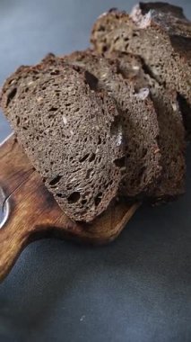 Siyah ekmek gevreği, tahıllı ekmek fırını çöreği, taze gurme yemek arkaplanı, masa rustik gıdaların üst görünümü, fotokopi alanı.