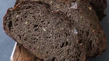 Siyah ekmek gevreği, tahıllı ekmek fırını çöreği, taze gurme yemek arkaplanı, masa rustik gıdaların üst görünümü, fotokopi alanı.