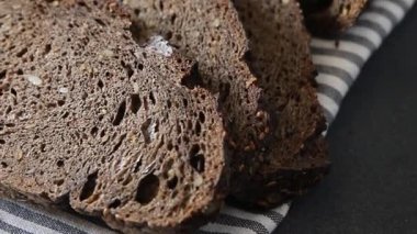 Siyah ekmek gevreği, tahıllı ekmek fırını çöreği, taze gurme yemek arkaplanı, masa rustik gıdaların üst görünümü, fotokopi alanı.