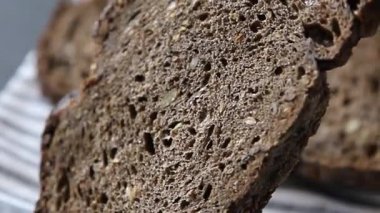 Siyah ekmek gevreği, tahıllı ekmek fırını çöreği, taze gurme yemek arkaplanı, masa rustik gıdaların üst görünümü, fotokopi alanı.