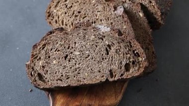 Siyah ekmek gevreği, tahıllı ekmek fırını çöreği, taze gurme yemek arkaplanı, masa rustik gıdaların üst görünümü, fotokopi alanı.