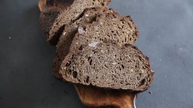 Siyah ekmek gevreği, tahıllı ekmek fırını çöreği, taze gurme yemek arkaplanı, masa rustik gıdaların üst görünümü, fotokopi alanı.