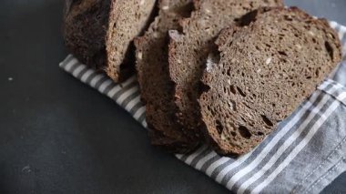 Siyah ekmek gevreği, tahıllı ekmek fırını çöreği, taze gurme yemek arkaplanı, masa rustik gıdaların üst görünümü, fotokopi alanı.