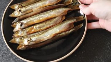 Balık tütsülenmiş kapelinli sprat yemeği taze lezzetli gurme yemek arka planda masa rustik gıda üst görünüm fotokopi alanı pesseeter diyet