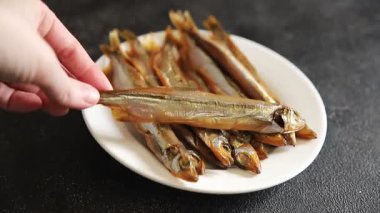 Balık tütsülenmiş kapelinli sprat yemeği taze lezzetli gurme yemek arka planda masa rustik gıda üst görünüm fotokopi alanı pesseeter diyet
