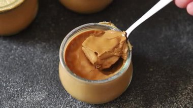 Mousse tatlısı kahvesi tatlı krema tadı taze lezzetli gurme yemek arkaplanı masa rustik gıdanın üst görünümü fotokopi alanı