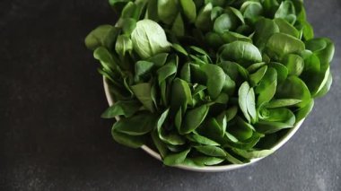 Salata fasülyesi yeşil sebze yemeği taze gurme yemek bırakır masa rustik gıda üst görünüm fotokopi alanı keto ve paleo diyet vejetaryen ve vejetaryen gıda