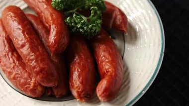 Sosisler domuz eti füme et yemeği taze gurme yemek arka planı masa rustik gıda üst görünüm fotokopi alanı