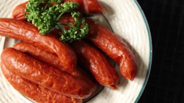 Sosisler domuz eti füme et yemeği taze gurme yemek arka planı masa rustik gıda üst görünüm fotokopi alanı