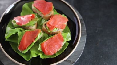 Sandviç, somon balığı, deniz ürünleri, aperatif, lezzetli gurme, arka plan, masa, kırsal yemek, fotokopi, yer, pezeteryan diyeti.