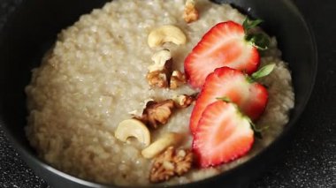 Yulaf ezmesi, yulaf ezmesi, çilek, sağlıklı kahvaltı aperatifi, taze gurme yemek arkaplanı, kırsal yemek, fotokopi odası.