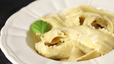 Ana yemek aperatiflerini dolduran makarna kağıdı. Masanın üzerinde taze gurme yemek arkaplanı. Kırsal yiyecek üst görünüm fotokopi alanı.