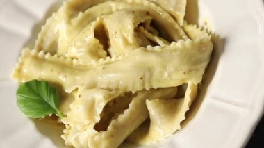 Ana yemek aperatiflerini dolduran makarna kağıdı. Masanın üzerinde taze gurme yemek arkaplanı. Kırsal yiyecek üst görünüm fotokopi alanı.