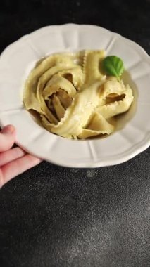 Ana yemek aperatiflerini dolduran makarna kağıdı. Masanın üzerinde taze gurme yemek arkaplanı. Kırsal yiyecek üst görünüm fotokopi alanı.