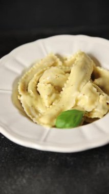 Ana yemek aperatiflerini dolduran makarna kağıdı. Masanın üzerinde taze gurme yemek arkaplanı. Kırsal yiyecek üst görünüm fotokopi alanı.