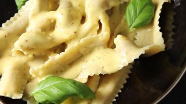 Ana yemek aperatiflerini dolduran makarna kağıdı. Masanın üzerinde taze gurme yemek arkaplanı. Kırsal yiyecek üst görünüm fotokopi alanı.