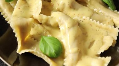 Ana yemek aperatiflerini dolduran makarna kağıdı. Masanın üzerinde taze gurme yemek arkaplanı. Kırsal yiyecek üst görünüm fotokopi alanı.