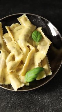 Ana yemek aperatiflerini dolduran makarna kağıdı. Masanın üzerinde taze gurme yemek arkaplanı. Kırsal yiyecek üst görünüm fotokopi alanı.