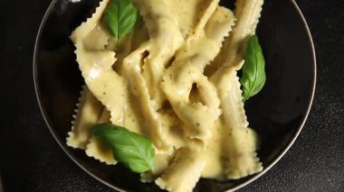 Ana yemek aperatiflerini dolduran makarna kağıdı. Masanın üzerinde taze gurme yemek arkaplanı. Kırsal yiyecek üst görünüm fotokopi alanı.