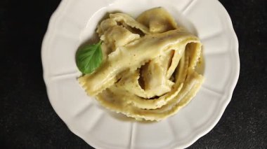 Ana yemek aperatiflerini dolduran makarna kağıdı. Masanın üzerinde taze gurme yemek arkaplanı. Kırsal yiyecek üst görünüm fotokopi alanı.