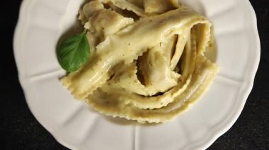 Ana yemek aperatiflerini dolduran makarna kağıdı. Masanın üzerinde taze gurme yemek arkaplanı. Kırsal yiyecek üst görünüm fotokopi alanı.