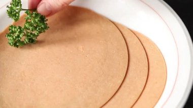 Sosisli vejetaryen seitan soya ürünü. Et aperatifi yok. Sebzeler, sebzeler.