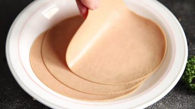 Sosisli vejetaryen seitan soya ürünü. Et aperatifi yok. Sebzeler, sebzeler.