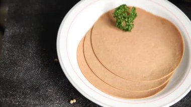 Sosisli vejetaryen seitan soya ürünü. Et aperatifi yok. Sebzeler, sebzeler.