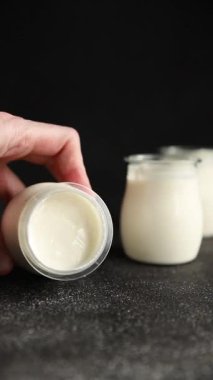 Beyaz yoğurt Skyr aperatif taze gurme yemek geçmişi masa rustik gıda üst görünüm fotokopi alanı keto ve paleo diyet