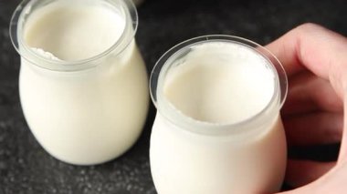 Beyaz yoğurt Skyr aperatif taze gurme yemek geçmişi masa rustik gıda üst görünüm fotokopi alanı keto ve paleo diyet