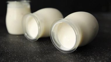 Beyaz yoğurt Skyr aperatif taze gurme yemek geçmişi masa rustik gıda üst görünüm fotokopi alanı keto ve paleo diyet