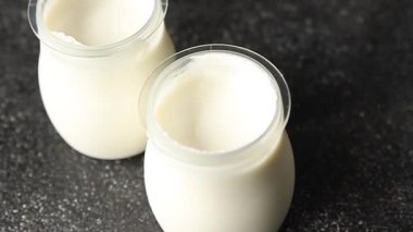 Beyaz yoğurt Skyr aperatif taze gurme yemek geçmişi masa rustik gıda üst görünüm fotokopi alanı keto ve paleo diyet