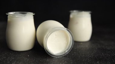 Beyaz yoğurt Skyr aperatif taze gurme yemek geçmişi masa rustik gıda üst görünüm fotokopi alanı keto ve paleo diyet