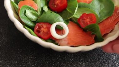 Salata somon balığı iştah açıcı sebze taze lezzetli gurme yemek masa rustik yemek üst görünüm fotokopi alanı keto ve paleo diyet vejetaryen diyeti pesseeter diyet