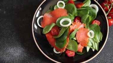Salata somon balığı iştah açıcı sebze taze lezzetli gurme yemek masa rustik yemek üst görünüm fotokopi alanı keto ve paleo diyet vejetaryen diyeti pesseeter diyet