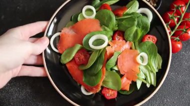 Salata somon balığı iştah açıcı sebze taze lezzetli gurme yemek masa rustik yemek üst görünüm fotokopi alanı keto ve paleo diyet vejetaryen diyeti pesseeter diyet