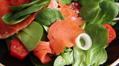 Salata somon balığı iştah açıcı sebze taze lezzetli gurme yemek masa rustik yemek üst görünüm fotokopi alanı keto ve paleo diyet vejetaryen diyeti pesseeter diyet