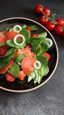 Salata somon balığı iştah açıcı sebze taze lezzetli gurme yemek masa rustik yemek üst görünüm fotokopi alanı keto ve paleo diyet vejetaryen diyeti pesseeter diyet