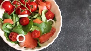 Salata somon balığı iştah açıcı sebze taze lezzetli gurme yemek masa rustik yemek üst görünüm fotokopi alanı keto ve paleo diyet vejetaryen diyeti pesseeter diyet