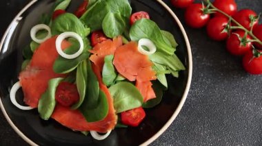 Salata somon balığı iştah açıcı sebze taze lezzetli gurme yemek masa rustik yemek üst görünüm fotokopi alanı keto ve paleo diyet vejetaryen diyeti pesseeter diyet