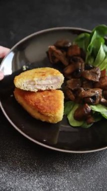 Pirzola Cordon Bleu tavuğu, jambon, peynir aperatifi sofrada taze gurme yemek arkaplanı rustik yemek üst görünümü fotokopi alanı